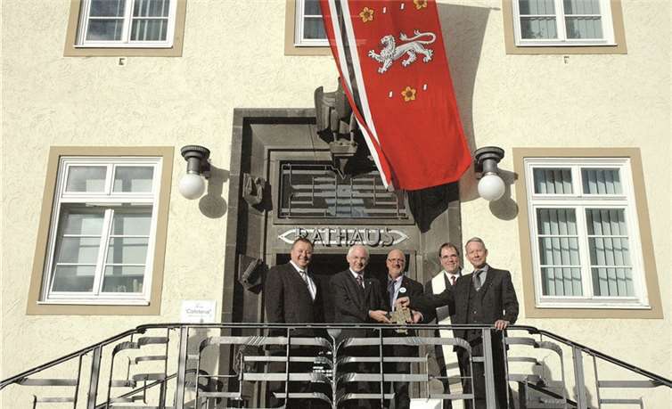 (v.l.) Landrat Dr. Jürgen Pföhler, Bürgermeister Hermann-Josef Romes, Jugendpfleger Jürgen Schwarzmann, kath. Pfarrer Dr. Rainer Justen, ev. Pfarrer Holger Banse. UM