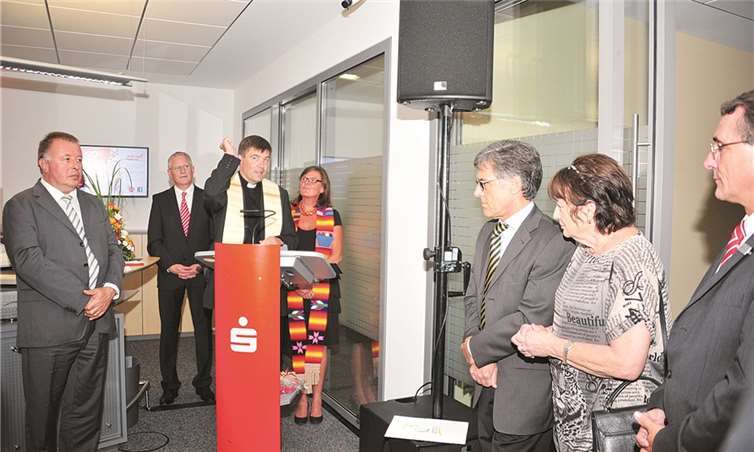 (v.l.) Landrat Dr. Jürgen Pföhler, KSK-Vorstandsvorsitzender Dieter Zimmermann, Pastor Achim Thieser, Pfarrerin Elisabeth Reuter, Bürgermeister Wolfgang Kroeger sowie Stadtbeigeordnete Charlotte Hager.