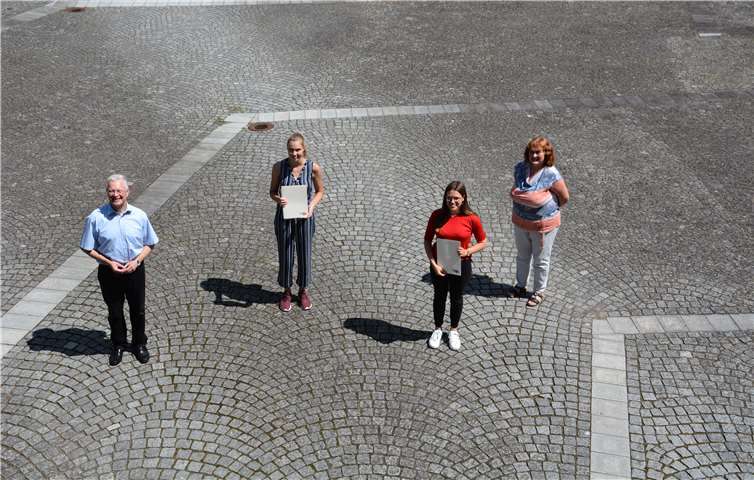 (v.l.) Landrat Frank Puchtler, Lara Tritt, Julia Pfeiffer und Abteilungsleiterin Sabine Adam. Foto: Kreis RLK