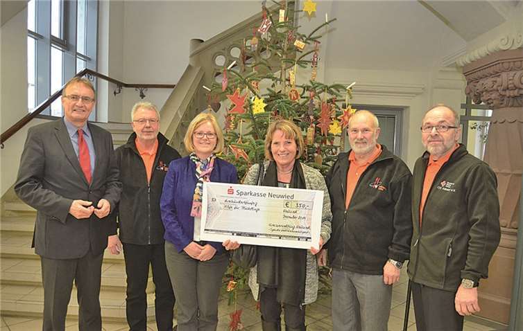 (v.l.): Landrat Rainer Kaul, Berthold Oster, Agnes Ulrich (Leiterin des Sozialamtes der Kreisverwaltung Neuwied), Lothar Rachner, Ursula Prusseit (1. Vorsitzende der Asbacher Tafel), Bernd Grendel.privat