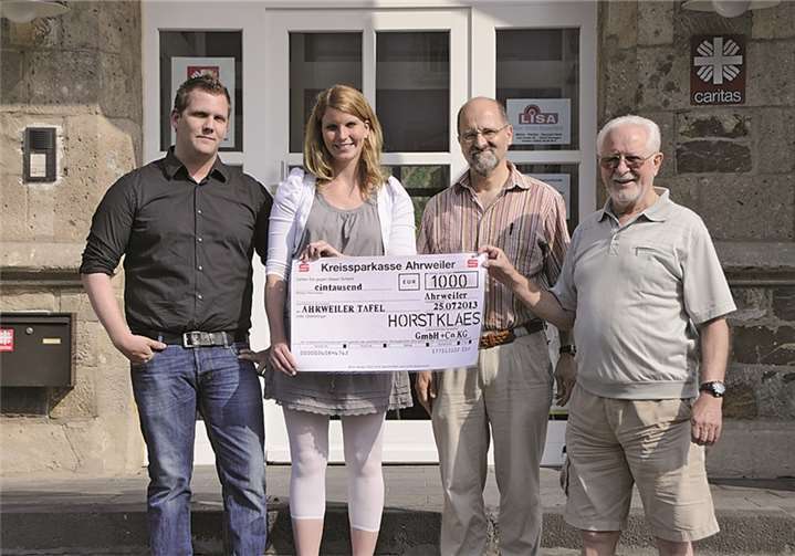 (v.l.) Lars Klaes, Miriam Klaes, Uwe Moschkau und Hans Schlömer bei der Spendenübergabe in Bad Neuenahr-Ahrweiler. privat