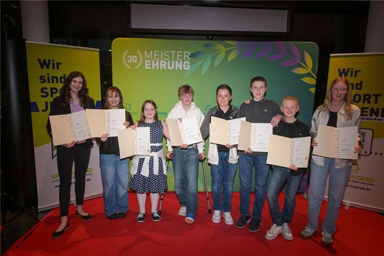 (v.l.) Laura Adams, Emma Jochens, Pia Mennillo, Michael Roor, Max Kill, Karl Port, Felix Ragge und Lea Ragge. Foto: Peter Seydel