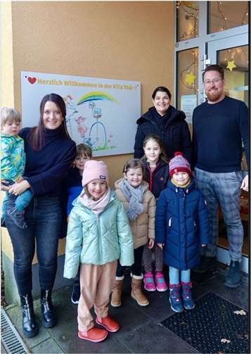 (v.l.) Lena Sander-Traubenkraut (Leitung der Kita), Nicole Astor (Förderverein) und Martin Jax (Geschäftsführer S+T Fassaden).  Foto: privat