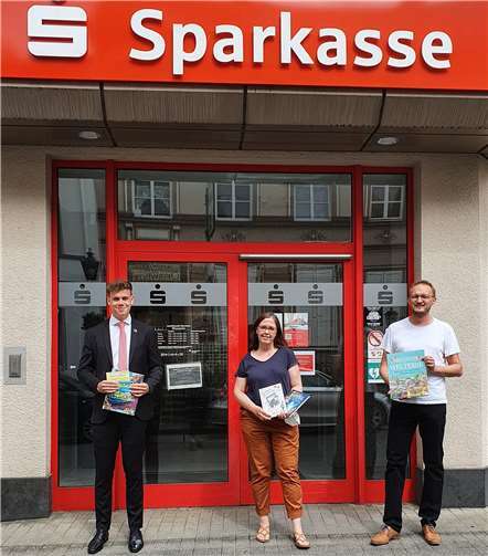 (v.l.) Leon Deptalla von der Sparkasse in Oberwinter sowie Sandra Haak und Marc Strehler vom Büchereiteam bei der Spendenübergabe für den Lesesommer. Foto: privat