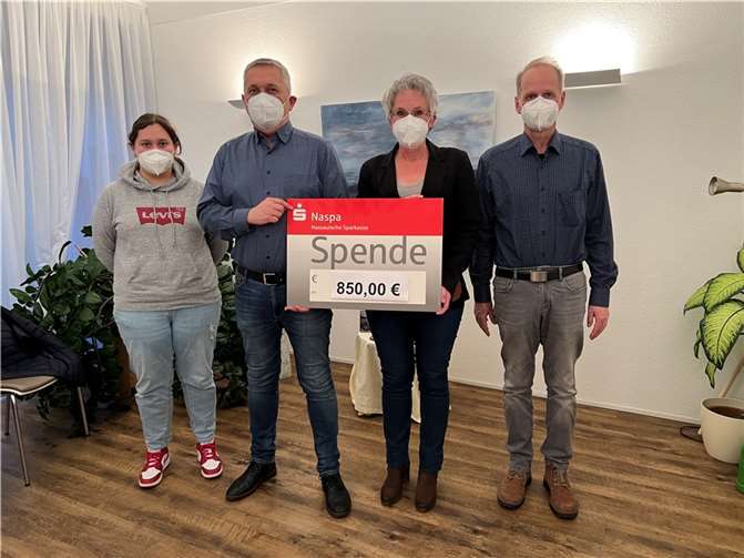 (v.l.) Leona mit Vater Thomas Schenkelberg und Uli Buhr überreichten Eva-Maria Hebgen den Spendenscheck gemeinsam.  Foto: © DGKK