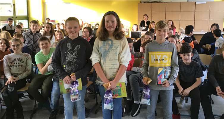 v.l.: Lina Fasel (Klasse 6b), Laila Brugger (Klasse 6a) und Florian Schönfeld (Klasse 6c). Foto: privat