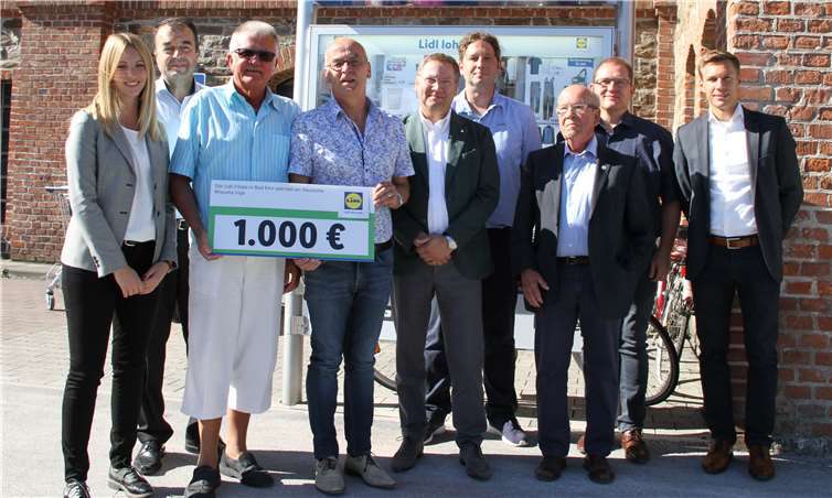 (v.l.) Lisa Rinneberg (Verkaufsleiterin der Lidl Vertriebs-GmbH & Co. KG Koblenz), Mehmet Eskiocak (Portfoliomanager der Lidl Vertriebs-GmbH & Co. KG Koblenz), Dieter Schweikard (Vorsitzender der Deutschen Rheuma-Liga Bad Ems), Berny Abt (Bürgermeister der Stadt Bad Ems), Hans-Peter Schnorpfeil (Vermieter des Lidl-Marktes in Bad Ems), Kai Schmalenbeck (Filialleiter der Lidl-Filiale in Bad Ems), Oscar Floeck (Beigeordneter VG Bad Ems), Ansgar Ritz (Architekturbüro Ritz und Losacker in Montabaur-Heiligenroth), Martin Sprenger (Vertriebsleiter der Lidl Vertriebs-GmbH & Co. KG Koblenz). MFU