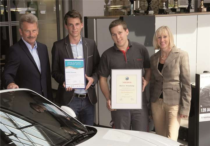v.l.: Lothar Schmitz (Geschäftsführer Porsche Zentrum Koblenz) Niklas Hostnik (Automobilkaufmann) Malte Röwekamp (Kfz-Mechatroniker) Christine Kersten-Denkel (Ausbildungsleiterin LöhrGruppe) privat