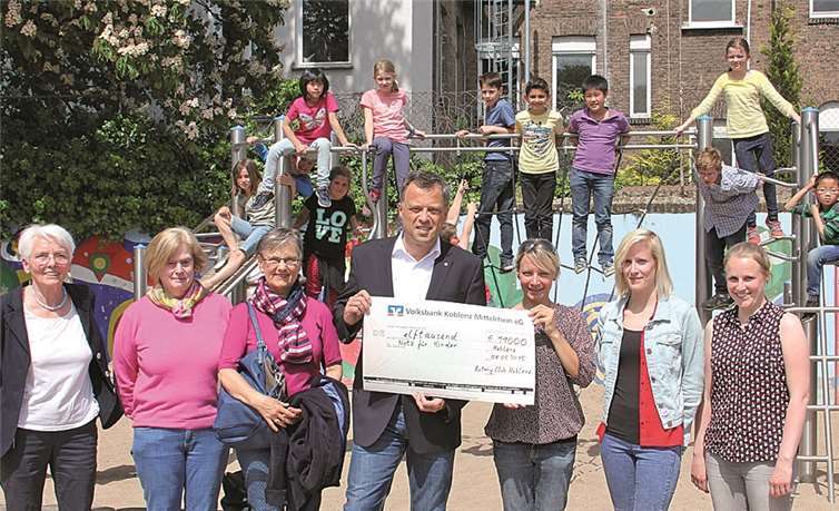 (v.l.) Luise Notter, Vorstandsmitglied Rotary Club Koblenz; Renate Grossmann, ehem. Vorstandsmitglied Kinderschutzbund Koblenz; Rosi Graefen, Vorstandsmitglied Kinderschutzbund Koblenz; Dr. Stephan Johanny, Präsident Rotary Club Koblenz; Heike Krautkrämer, Geschäftsführerin Kinderschutzbund Koblenz; Denise Erbar, Leiterin Netz für Kinder; Mona-Lisa Gotthard, Erzieherin Netz für Kinder. privat