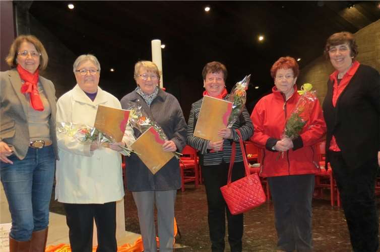 v.l. M. Andres, Vorsitzende, Gründungsmitglieder E. Haas, E. Fuchs, M. Drinkmann, E. Schommers, und U. Monter, Gemeindereferentin.privat