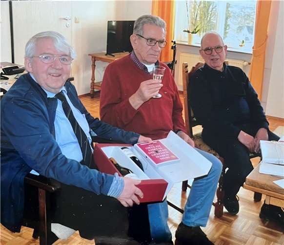 (v.l.) MIT-Schatzmeister Josef Niethen, Jubilar Karl Mönch und MIT-Vorstand Werner Jung beim Besuch in Linz.  Foto: privat