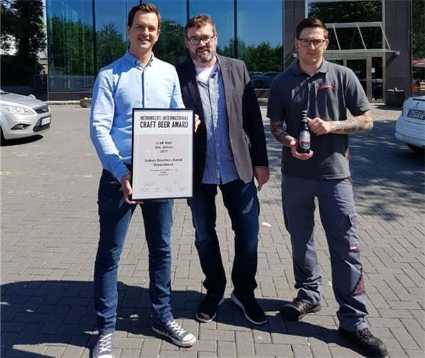 (v.l.) Malte Tack (Geschäftsführer Vulkan Brauerei Mendig), Dirk Omlor (Dipl. Ingenieur für Brauwesen, Biersommelier und Chefredaktueur Meininger Craft Magazin für Bierkultur) und Marc Kovacs (Braumeister Vulkan Brauerei Mendig). Fotos: FRE