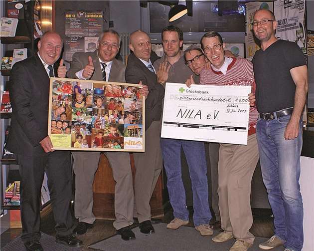 Großzügige Spende an NILA v.l. Manfred Diehl, Rolf Führ, Patrick Diede, Alex Herz, Willi und Ernst und Peter Mock Kerstin Bohlenz - JSCTV