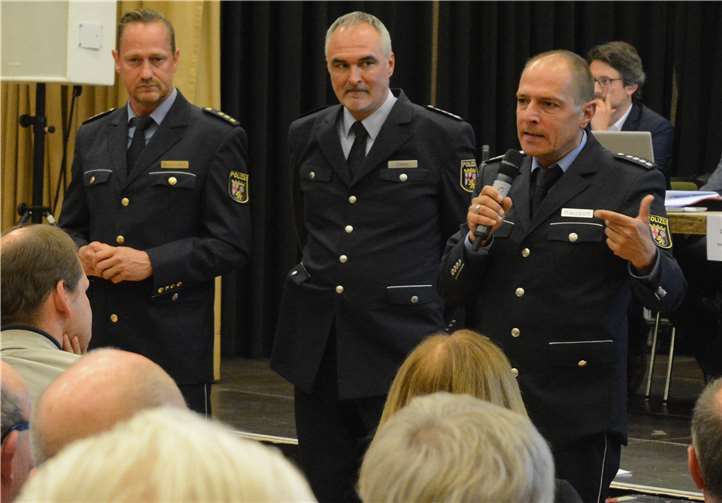 (v.l.) Manuel Wehrmann (Leiter Polizeidirektion Mayen), Heiko Schmitz (Leiter Polizeiinspektion Adenau) und sein Stellvertreter Armin Rausch.