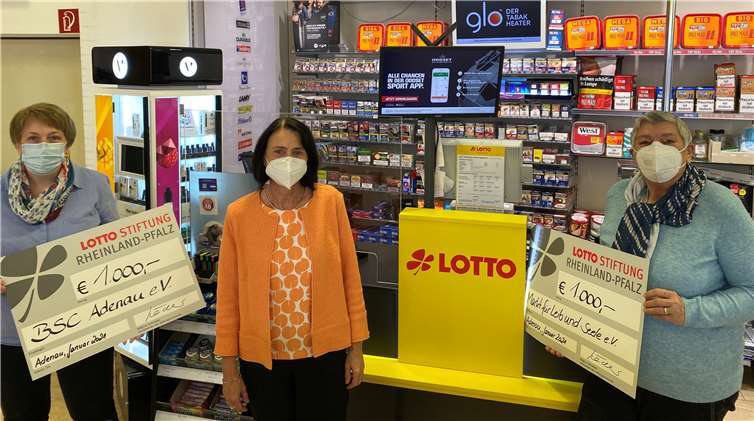 (v.l.) Manuela Weinand (BSC Adenau), Rosemarie Radermacher (Kaufhaus Fabry) und Christa Terzer-Rösner (Markt für Leibe und Seele) bei der Spendenübergabe. Foto: privat