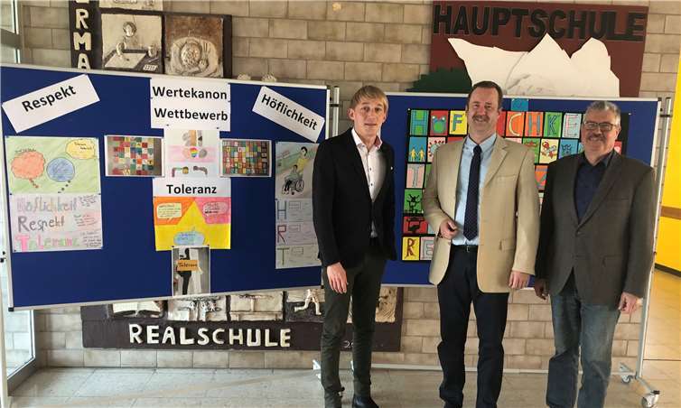 v.l.: Marc Ruland (SPD) sowie Stadtbürgermeister Hans-Peter Ammel (SPD) trafen sich mit dem Schulleiter der Realschule plus und Fachoberschule Mendig, Herr Waters, zu einem Austausch.Foto: SPD
