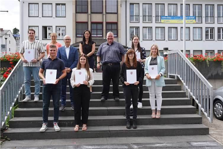 Neuer Lebensabschnitt für sechs junge Menschen (v.l.) Marc Schweitzer, Gleichstellungsbeauftragte Dr. Ina Rüber-Teke, Marius Luxem, Oberbürgermeister Dirk Meid, Ronja Dörpinghaus, Büroleiterin Jasmin Alter, Personalratsvorsitzender Wolfgang Goeken, Jana Kohnz, Lena Dillgard und Carolin Stephani. Foto: Jacqueline Blang /Stadt Mayen