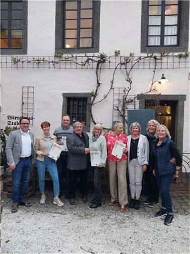 (v.l.) Marcel Caspers (Bürgermeister), Brigitte Becker (20 Jahre), Heinz-Peter Arenz (20 Jahre), Raimund Schmidgen (1. Vorsitzender), Jaqueline Häselich (40 Jahre), Ingrid Breuer (40 Jahre), Elfi Vorbau (Schriftführerin), Rosi Kull (2. Vorsitzende), Gitta Neusser (Kassenwartin).  Foto: privat