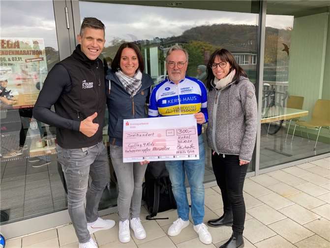 (v.l.) Marco Bastiaansen, Sabrina Wirtz, Dieter Kirchartz (Vorstand RV Blitz Spich), Nadine Schmitz (Betroffene der Flutkatastrophe in Ahrweiler).