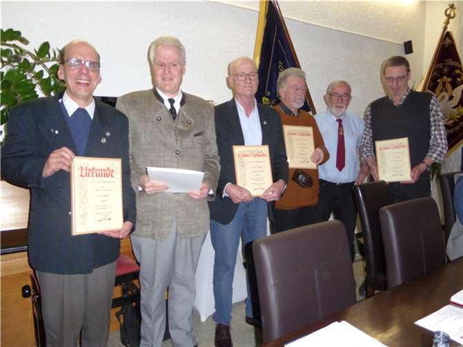 (v.l.) Marco Siebeneichler, Oliver Reinhard, Joachim Schlauß, Willi Dietzler und Ralf Temme mit dem Vorsitzenden. Fotos: privat