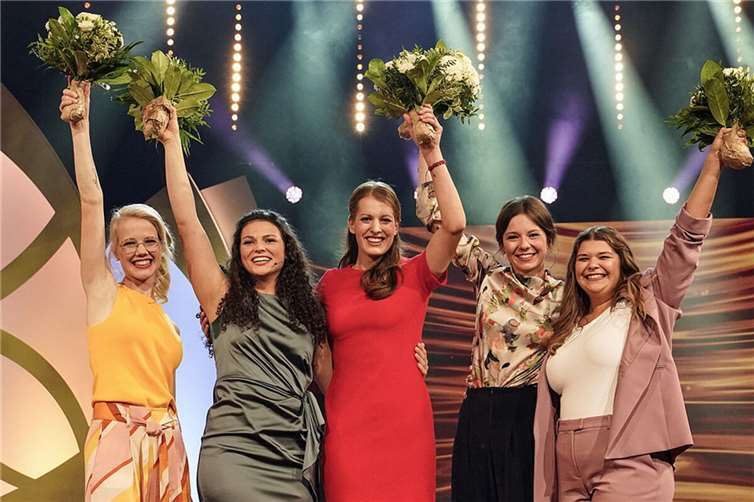 (v.l.) Mariella Cramer von der Ahr, Katrin Lang aus Baden, Luise Böhme aus dem Anbaugebiet Saale-Unstrut, Juliane Schäfer aus Rheinhessen und Sophia Hanke aus der Pfalz stehen im Finale zur Wahl der 74. Deutschen Weinkönigin.  Foto: DWI