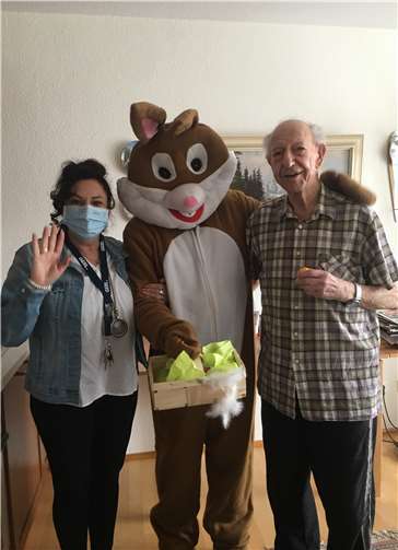 v.l. Marion Feldmann, Osterhase, Franz Arentz.