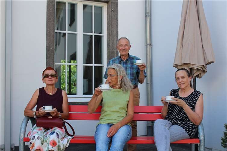 (v.l.) Marita Reiffers, Dorothee Waldorf, Karin Schulz und Wolfgang Sprungk (stehend) möchten es den Seniorinnen und Senioren richtig gemütlich machen.  Foto: Caritas