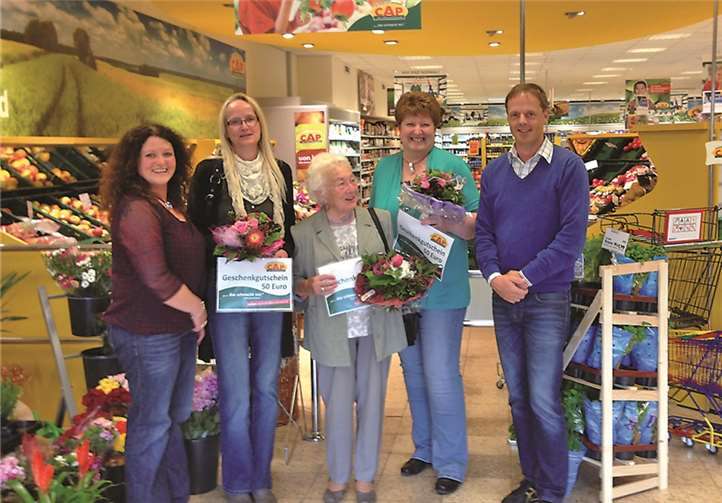 v.l. Marktleitung Andrea Schertler, die Gewinnerinnen Claudia Claus aus Neustadt, Finni Hermanns aus St. Katharinen und Renate Munsteiner aus Vettelschoß und der Standortverantwortliche der Heinrich-Haus gGmbH, Gunnar Clemens.privat