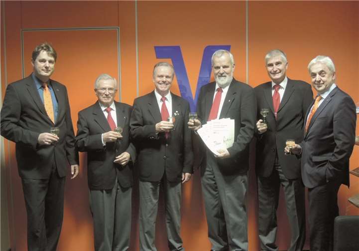 (v.l.) Markus Daum, Vorstand der Volksbank, zusammen mit den Mitgliedern des MGV Liedertafel, Hans-Hermann Ring Ehrenvorsitzender, Kassierer Herbert Esper, erster Vorsitzender Prof. Dr. Wolfgang Kröber, Schriftführer Lothar Kröber und Karl Mohr, Vorstand der Volksbank Mülheim-Kärlich eG, bei der Notenübergabe. privat