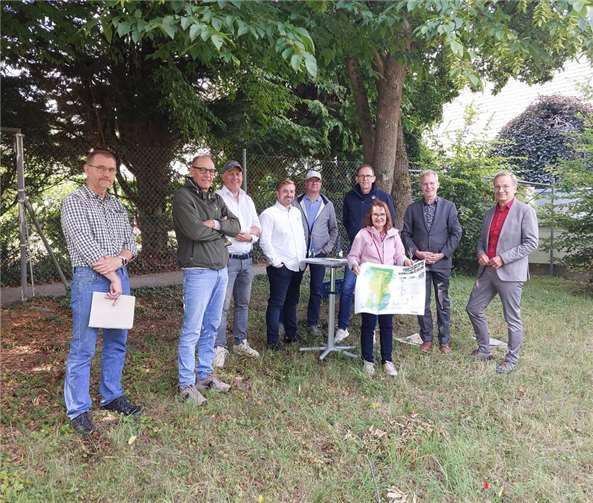 v.l.: Markus Isenhöfer (Mitglied Ortsbeirat Koisdorf), Karl-Heinz Arzdorf (Ortsvorsteher von Koisdorf), Reinhardt Paulus (Aufsichts- und Dienstleistungsdirektion Trier), Khaled Krdi-Kollmann (Kreisverwaltung Ahrweiler), Ronni Beckmann (Ministerium des Innern und für Sport Mainz), Dirk Görgen (Aufsichts- und Dienstleistungsdirektion Trier), Christiane Hicking (Planungsbüro Hicking), Bernhard Ockenfels (Stadt Sinzig, Fachbereich Bauen und Umwelt), Andreas Geron (Bürgermeister Stadt Sinzig).  Foto: Heinrich Klar