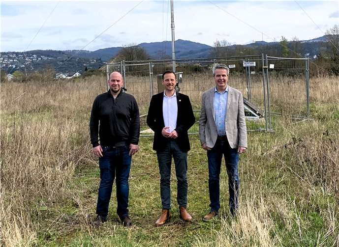 (v.l.) Martin Hoffmann (techn. Wertkleiter), Björn Ingendahl (Verbandsvrsteher), Bernd Lischwé (kaufm. Werkleiter), Im Hintergrund: Die neue Windmess-Station auf dem Gelände der zukünftigen Kläranage. Hiermit werden über ein Jahr lang Daten für ein Windgutachten gesammelt.  Fotos: AZV Untere Ahr