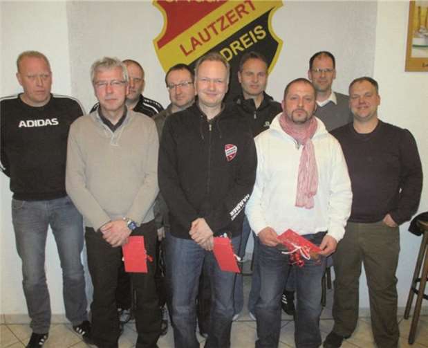 (v.l.) Martin Vohl, Christian Wolf, Kai Modenbach, Viktor Krahn, Michael Schwamberger, Jens Bellgardt, Mike Meuche, Andreas Weyer. Nicht im Bild: Christian Moskopp, Sascha Talhoff, Jürgen Klaß und Thomas Selbach. Vorsitzender Uwe Hütt (r.) überreichte ein kleines Präsent. privat