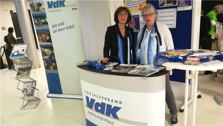 v.l.: Martina Kron, Sekretariat und, Ines Weller, Sachbearbeiterin für Rentenangelegenheit, am Messestand. Foto: privat