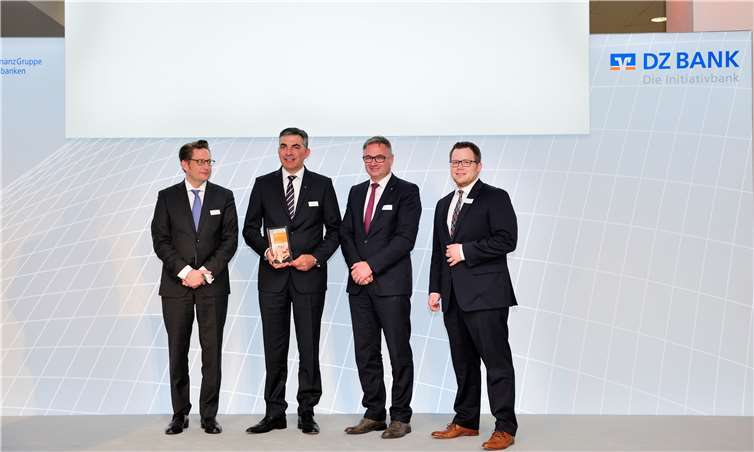 (v.l.) Matthias Hümpfner überreichte die Auszeichnung an Walter Müller und Thomas Kloft. Rechts Tobias Robbe, Bankenbetreuer bei der DZ-Bank. Myriam Topel