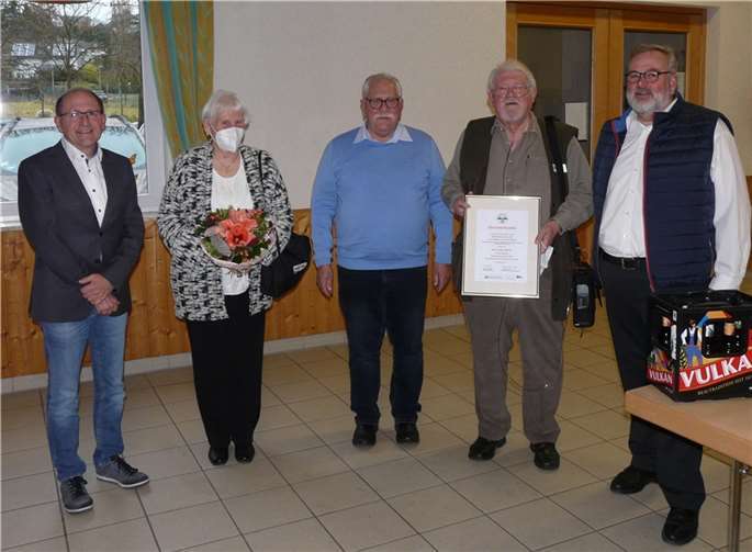 (v.l.) Matthias Wagner, Vorsitzender Landesvereinigung, Frau Müller, Arne Dybionka, stv. Bezirksvorsitzender, Dieter Müller, neues Ehrenmitglied, Hans-Jürgen Gross, Vorsitzender Bezirksvereinigung. Foto: privat