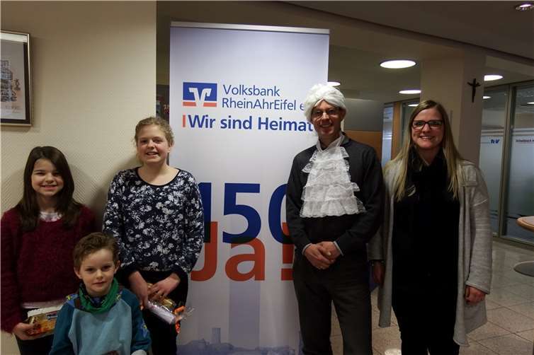 (v.l.) Maya Schmitz aus Insul, Justus Rieder aus Rodder, Lotta Nikolayczik aus Reifferscheid freuten sich über die Preise, die von Robert Nikolayczik, dem Veranstalter der Konzertreihe, und Sonja Heintz, Mitarbeiterin der Volksbank RheinAhrEifel, überreicht wurden.privat