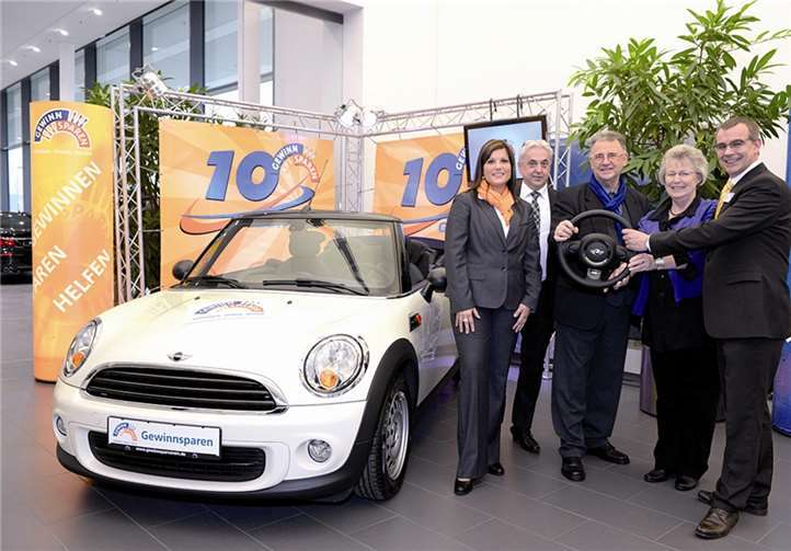 (v.l.) Meike Heift, Kundenberaterin, Karl Mohr, Vorstand der Volksbank, Oswald und Maria Senner und Frank Neuenhausen, Vorstand des Gewinnsparvereins bei der feierlichen Gewinnübergabe in Düsseldorf.privat
