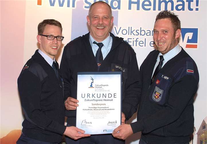 (v.l.) Michael Braun (FFW Monreal), Jörg Spurzem (FFW Kottenheim) und Tim Hepp (FFW Reudelsterz) konnten den Sonderpreis entgegen nehmen.