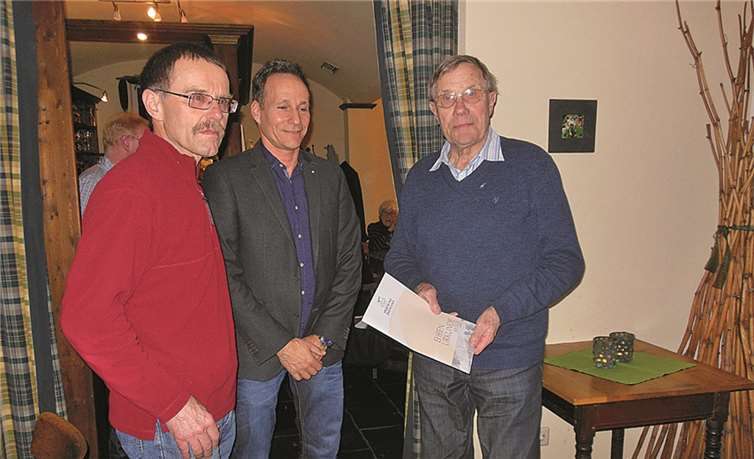 (v.l.) Michael Jahr, Geschäftsführer TuS Ahrweiler, Ralph Schulz, stellv. Sportkreisvorsitzender und Robert Pages bei der Auszeichnung mit der silbernen Ehrennadel des SBR. privat