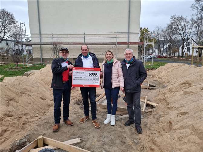 (v.l.) Michael Nagel (Hunsrück-Marathon), Michaela Wolff Vorsitzende Fluthilfe-Ahr), Josef Nelles (VOR-TOUR der Hoffnung) und Ottmar Berg (Vorsitzender Hunsrück-Marathon).  Foto: privat