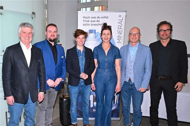 (v.l.) Michael Ophelders, Verwaltungsleiter Kevin Stoye, stellvertretende Intendantin Caroline Stolz, Sabine Brandauer, Oberbürgermeister Dirk Meid und Intendant Alexander May.  Foto: Peter Seydel