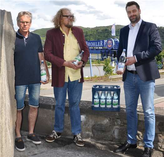 (v.l.) Michael Przybilla und Karl-Peter Gerigk nehmen im Namen von :Kerit aus den Händen von Thorsten Huber, dem Marketingleiter bei der Brohler Mineral- und Heilbrunnen GmbH, die Mineralwasserspende entgegen. Foto: