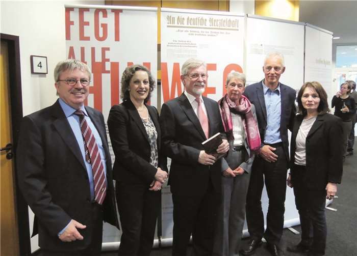 (v.l.) Michael Reinhard (stv. Vorsitzender der Kassenzahnärztlichen Vereinigung), Sigrid Ultes-Kaiser (Vorstandsvorsitzende der Kassenärztlichen Vereinigung Rheinland-Pfalz), Karlheinz Kurfeß, Margrit Brecht-Hemeyer (Vorsitzende der Bezirks-Zahnärztekammer) , Hansjörg und Ursula Ebell. -BSB-
