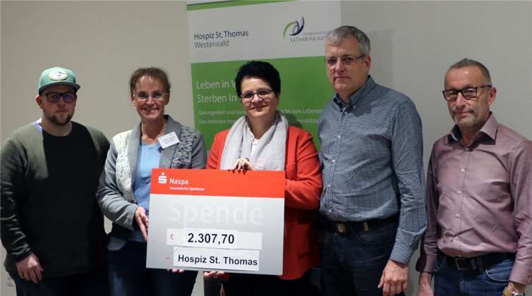 (v.l.) Michael Reßmann (MGV „Concordia“), Eva-Maria Hebgen (Leiterin Hospiz St. Thomas), Elisabeth Disteldorf (Geschäftsführerin Katharina Kasper HOSPIZ GmbH), Peter Hoffarth (MGV „Concordia“) und Hans Georg Reßmann (MGV „Concordia“) bei der Spendenübergabe im Hospiz St. Thomas.Katharina Kasper Gruppe