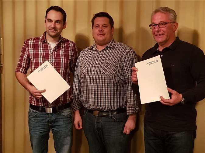 v.l. Michael Seidel (10 Jahre), Ortsbeauftragter Christoph Sesterhenn, Jürgen Weyand (30 Jahre). Es fehlt Michele Heinzen (m, 10 Jahre).Foto: THW