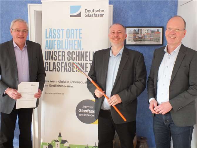 Glasfaserausbau: Bürgermeister Michael Thiesen unterschreibt Kooperationsvertrag (v.l.) Michael Thiesen, Stadtbürgermeister von Höhr-Grenzhausen, Dirk Albert Peschel, Senior Manager Kommunale Kooperationen bei Deutsche Glasfaser und Thilo Becker, Bürgermeister der Verbandsgemeinde Höhr-Grenzhausen, freuen sich gemeinsam den Breitbandausbau in der Stadt voranzubringen. Foto: Deutsche Glasfaser