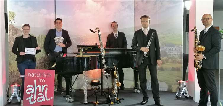 (v.l.): Michelle Schabo und Jan Ritter von der Ahrtal und Bad Neuenahr-Ahrweiler Marketing GmbH haben gemeinsam mit Itai Sobol, Johann-Peter Taferner und Kristóf Dömötör vom Bad Neuenahrer QuAHRtett die Online-Variante der Konzerte im Park organisiert. Foto: Markus Werner