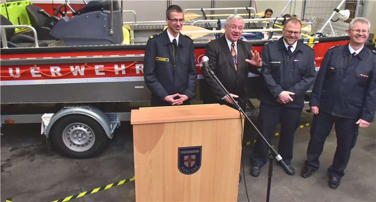 (v.l.): Mik Maxeiner und Oberbürgermeister Dr. Hofmann-Göttig übergaben die Boote symbolisch an die Einheitsführer Marco Beckermann und Jens Vogel. Fotos: HEP