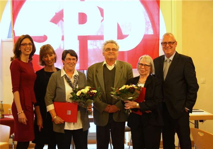 v.l. Ministerin Bätzing - Lichtenthäler, Vors. Cécile Kroppach, Rosemarie Schneider, Wolfgang Niess, Ursula Heib, Fredi Winter MdL. Privat