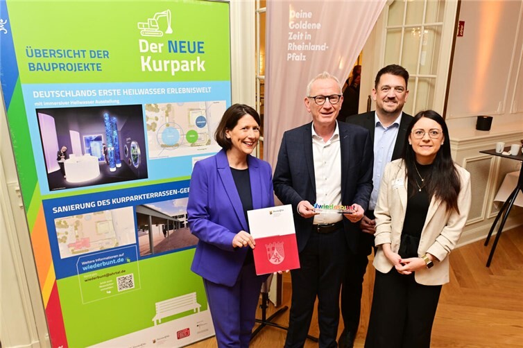 v.l.: Ministerin Schmitt bei der Übergabe des Förderbescheids an Bürgermeister Orthen, Jan Ritter und Dania Münch.Martin Gausmann